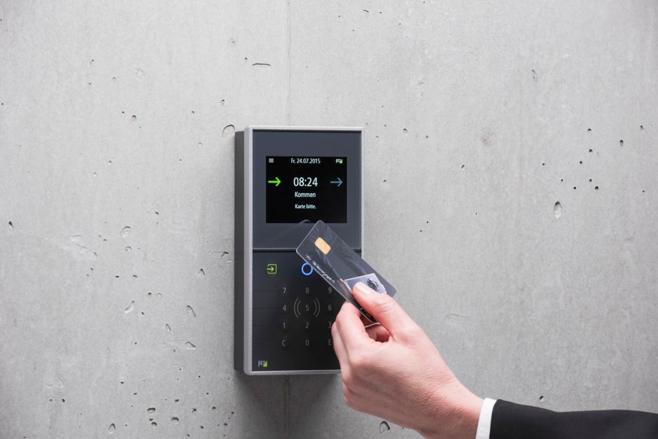 Čitač RFID ključeva na ulazu zgrade
